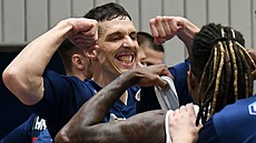 Tomá� Pomikálek (vlevo) a A. J. Walton z D��ína p�ed zápasem.