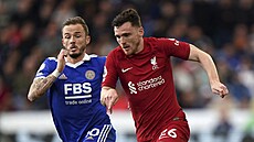 Andrew Robertson (vpravo) z Liverpoolu uniká v zápase s Leicesterem, stíhá ho...