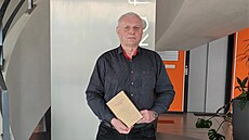 Vladimír Papouek s knihou Chór a disonance.