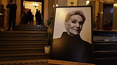 Foyer Národního divadla zdobil ernobílý portrét Soni ervené (16. kvtna 2023).