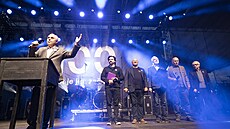 Zábr z velkého koncertu, který v praských Riegrových sadech uspoádal eský...