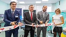 Na snímku zleva: editel Fakultní nemocnice Hradec Králové Ale Herman, dkan...