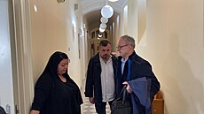 Soudní znalec Michal Po�ický (uprost�ed) u Okresního soudu Plze�-m�sto.