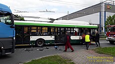 Dopravní nehoda v Plzni, kamion nedal pednost trolejbusu. Zranila se v nm...