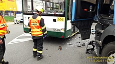 Dopravní nehoda v Plzni, kamion nedal pednost trolejbusu. Zranila se v nm...