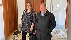 Lucie Skoená pichází v doprovodu advokáta Michala tekla do soudní sín...