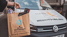 Nepot�ebné knihy zákazník p�edá kurýrovi Rohlíku. (17. kv�tna 2023)