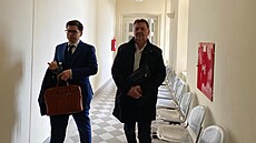 Bývalý místopedseda fotbalové asociace Roman Berbr (vpravo) pichází k soudu...