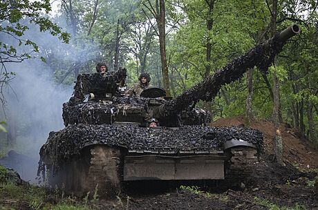 Ukrajinský tank jede smrem ke svým pozicím u Bachmutu v Doncké oblasti na...