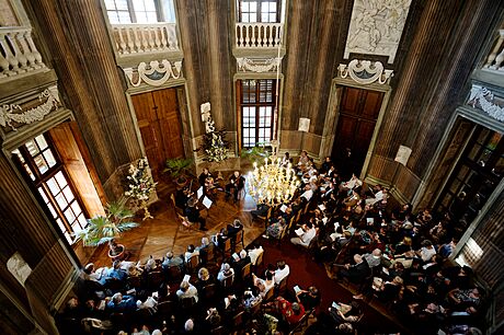 Jedním z tradiních dji koncert je i pekrásný Slavnostní sál zámku v Rájci...