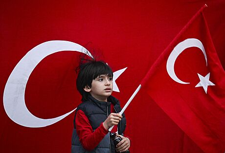 Píznivci tureckého prezidenta Recepa Tayyipa Erdogana slaví jeho vítzství ve...