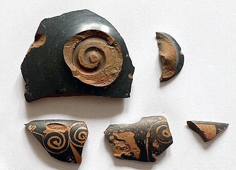 Zlomky antické ervenofigurové keramiky z 5. století ped naím letopotem,...