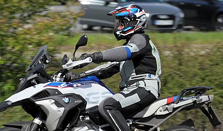 Prezident Petr Pavel projídí na motorce hranice eska s Nmeckem v Ai -...