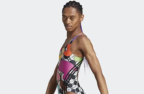 Nová kolekce dámských plavek Adidas podporující meniny z ad LGBTQ+