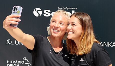 Selfie v podání Marie-Sáry tochlové (vlevo) a Barbory Hermannové ped turnajem...