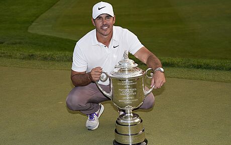 Brooks Koepka  s trofejí pro vítze PGA Championship.