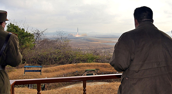 Severokorejský vdce Kim ong-un pihlíí odpálení mezikontinentální rakety....