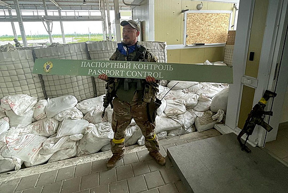 Bojovník Ruského dobrovolnického korpusu na hraniním pechodu Grajvoron v...