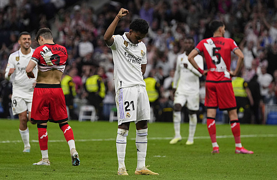 Rodrygo z Realu Madrid slaví gól proti Vallecanu.