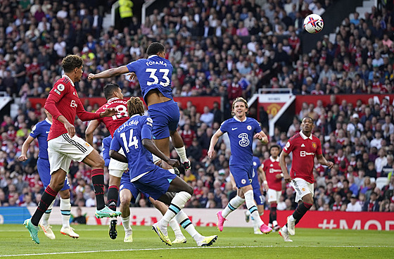 Casemiro z Manchesteru United dává gol hlavou v utkání proti Chelsea.