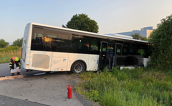 Opilý řidič auta se střetl s autobusem u Dobranova na Českolipsku. (28. května...