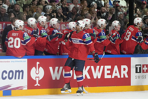 Norský hokejista Andreas Martinsen slaví se spoluhrá�i trefu proti Kanad� na...