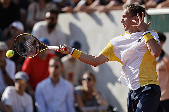 eský tenista Jií Leheka hraje forhend bhem prvního kola Roland Garros.