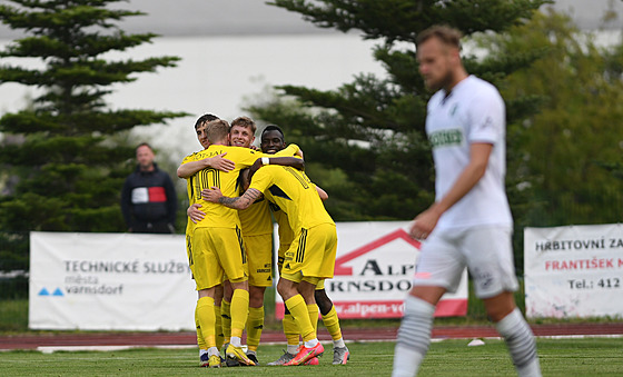 Fotbalisté Varnsdorfu slaví gól proti Karviné.