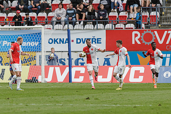 Útoník Slavie Václav Jureka slaví se spoluhrái dleitou trefu proti...