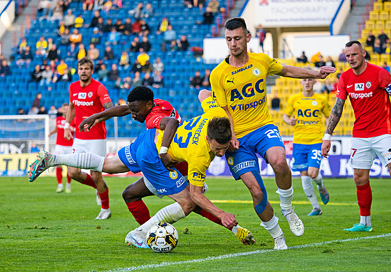 Brn�nský Musa Alli bojuje o mí� s Luká�em Mare�kem a Jakubem Horou z Teplic.