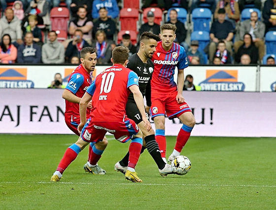 Martin Hála z Bohemians v oble�ení trojice bránícího hrá�� Plzn�.