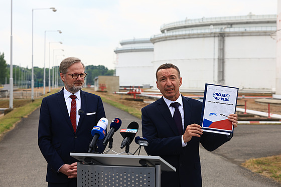 Premiér Petr Fiala navtívil centrální tankovit ropy ve spolenost Mero R,...