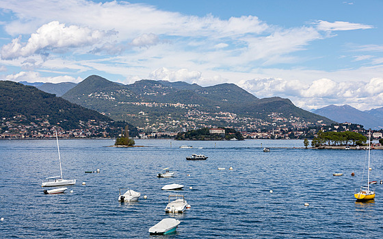 Jezero Lago Maggiore v Itálii (16. záí 2022)