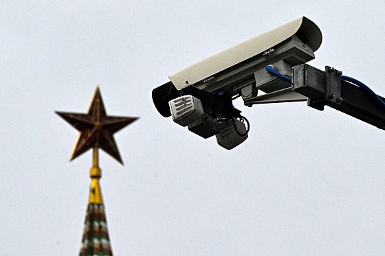 Kamera ped hvzdou na vrcholu jedné z kremelských ví v centru Moskvy (23....
