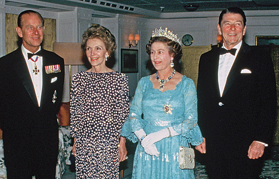 Královna Alžběta II. a princ Philip stojí s prezidentem Ronaldem Reaganem a...