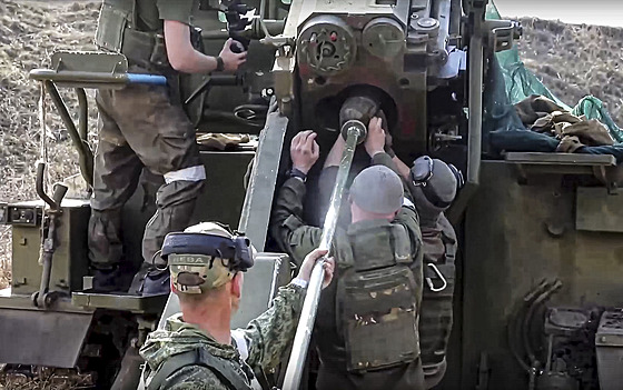 Rutí vojáci pipravují samohybné dlo Hyacint k palb na ukrajinské pozice na...