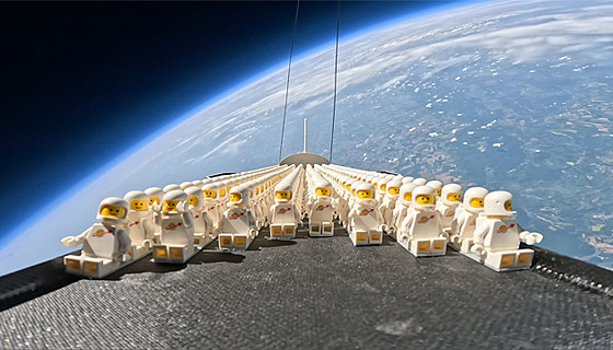 Spolenost LEGO® vyslala 1 000 minifigurek do vesmíru