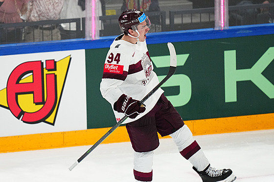 Lotyský obránce Kristians Rubins (94) oslavuje vyrovnávací branku v zápase o...