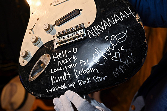 Kytara Kurta Cobaina se vydraila za 600 tisíc dolar. (21. kvtna 2023)