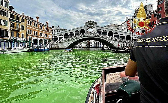 Fluorescenní skvrna zbarvila ást Velkého kanálu a laguny v Benátkách do...