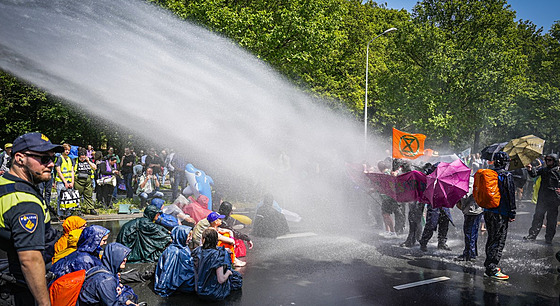 Protest aktivistů z Extinction Rebellion na dálnici A12 v Haagu. Policie byla...