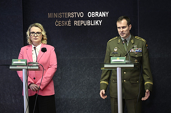 Ministryn� obrany Jana �ernochová a generálporu�ík Karel �ehka (na snímku v...