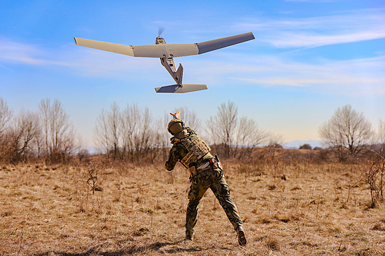 Voják pi vypoutní lehkého dronu. Práv obrana proti dronm je nedílnou...