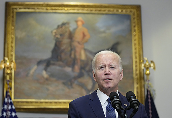 Americký prezident Joe Biden hovoí v Rooseveltov sále Bílého domu ve...