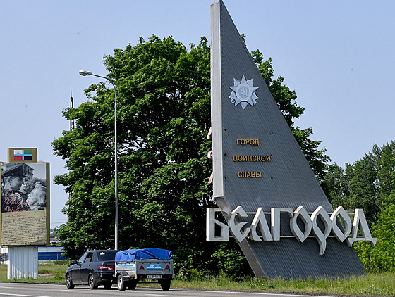 Belgorod, msto vojenské slávy stojí na znaku, který oznauje vstup do...