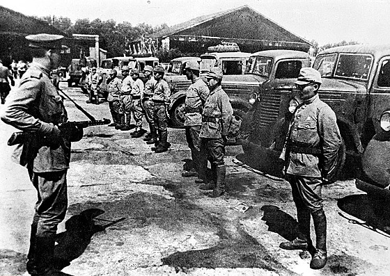 Sovttí vojáci dohlíí na zajaté písluníky japonské armády v ín. Sovtská...