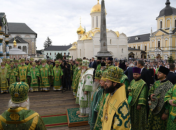 Moskevský patriarcha Kirill bhem náboenské slavnosti v Trojicko-sergijevské...