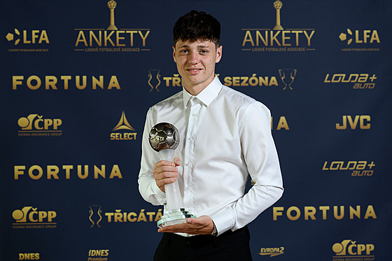 Sparťanský kapitán Ladislav Krejčí s trofejí pro nejlepšího hráče ligy.