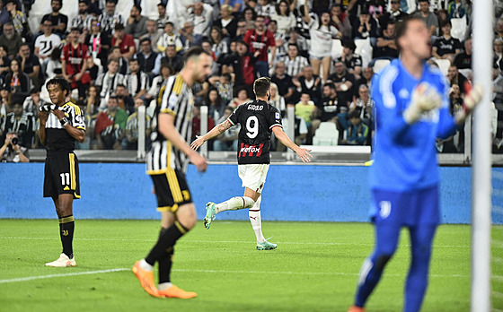 Francouzský útočník Olivier Giroud slaví gól v dresu AC Milán proti Juventusu.
