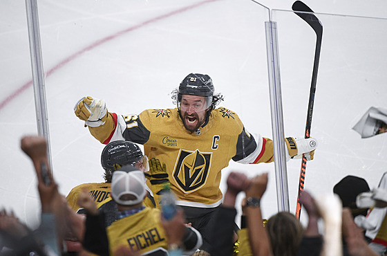 Kapitán Vegas Mark Stone pijídí za Brettem Howdenen oslavit triumf v prvním...